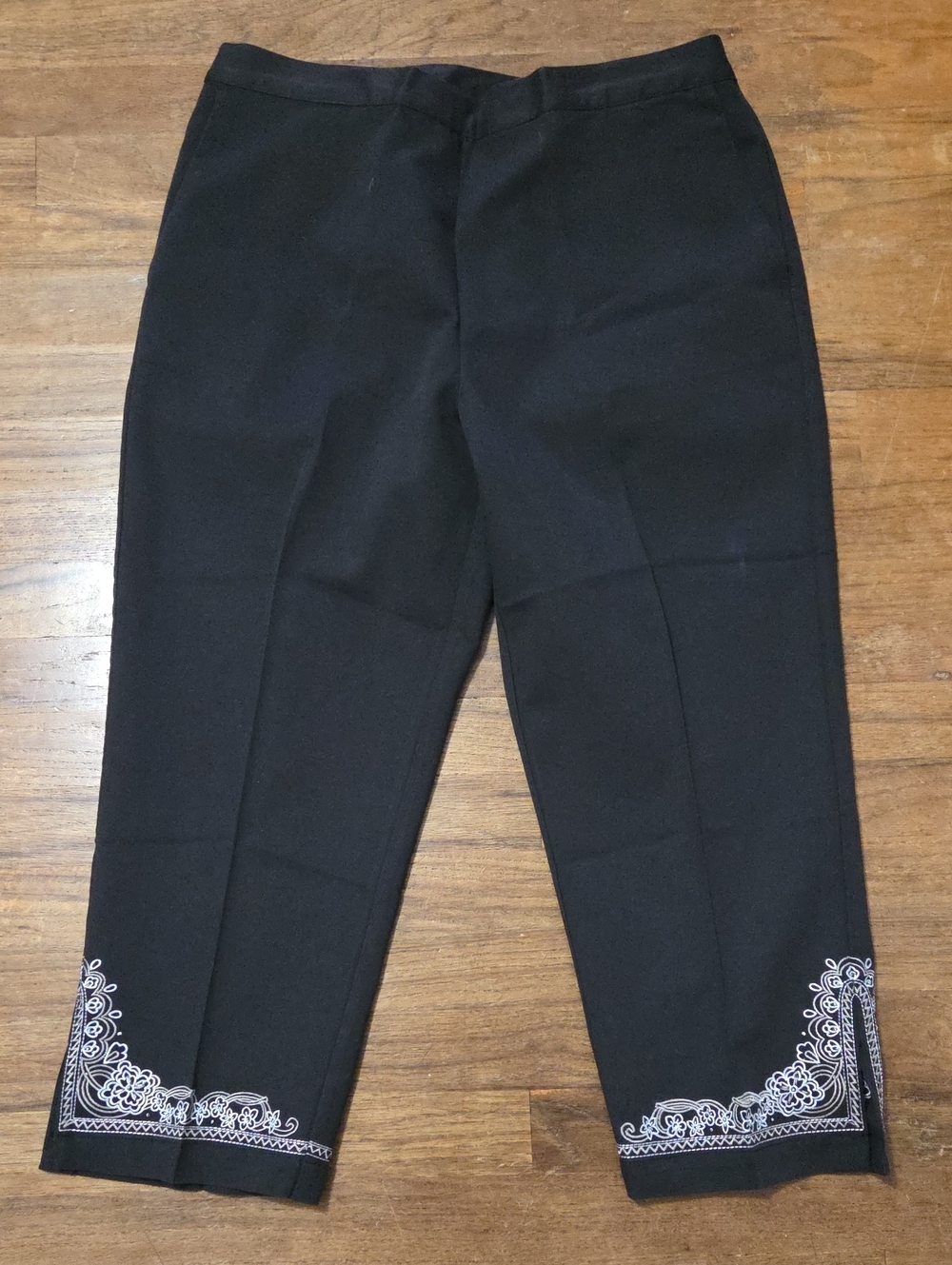 NWOT Cali And York Capris